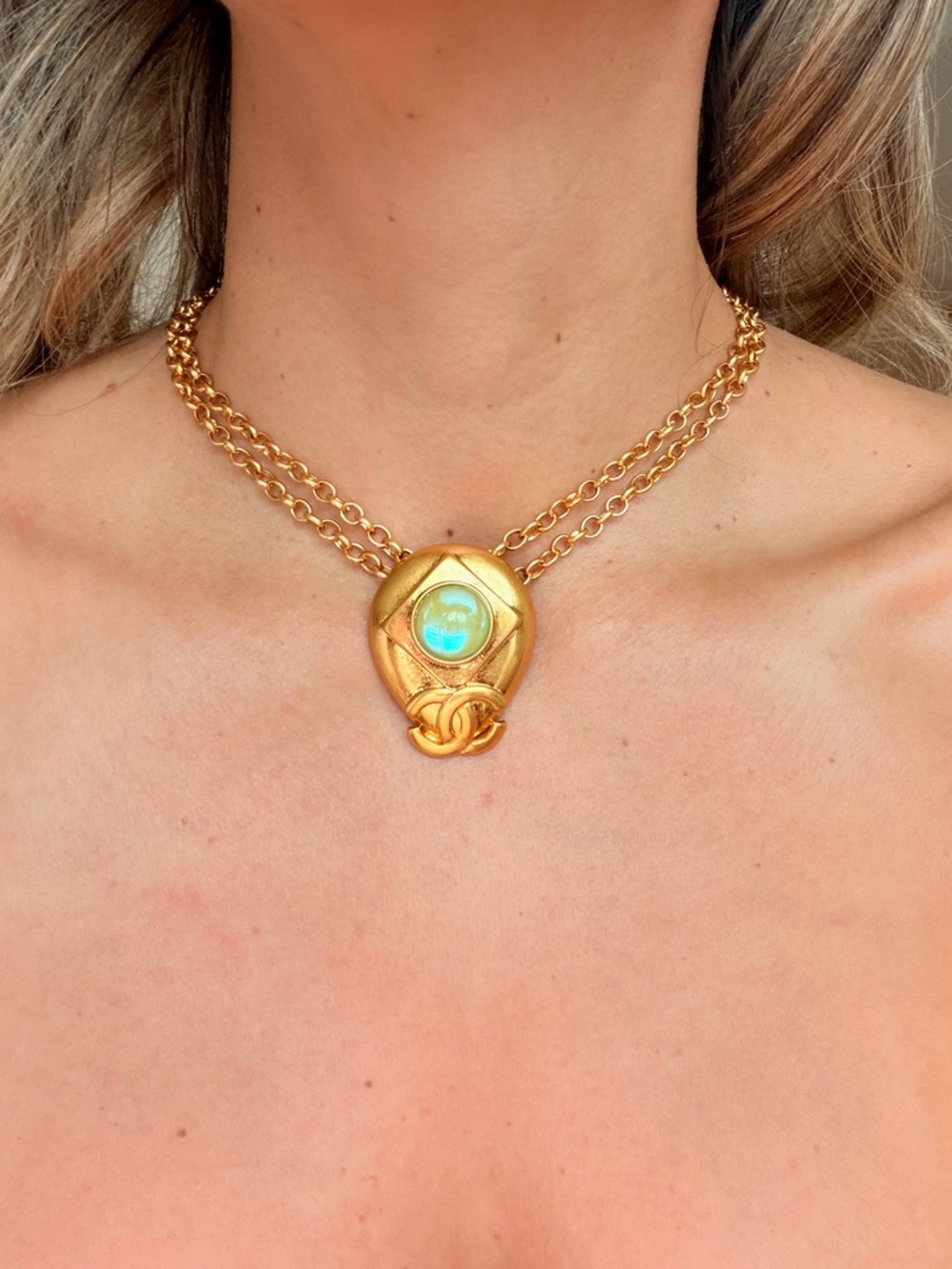 💚Vintage CHANEL Gold-Tone Necklace with Pale Green Cabochon✨ - Picture 11 of 12